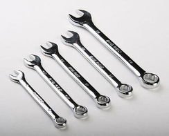 五金制品产业融合加速 创新驱动下的产品进化与市场变革